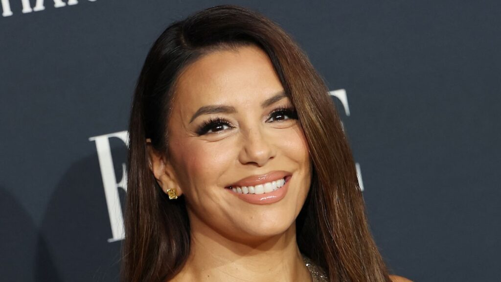 Eva Longoria posa con amigas con un precioso vestido dorado Eva Longoria posa con amigas con un precioso vestido dorado