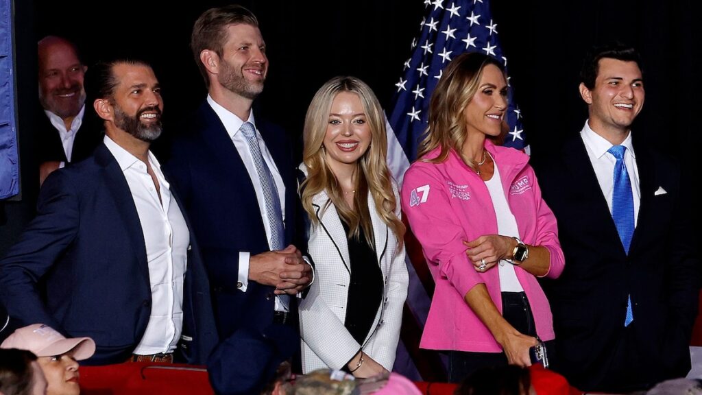 La embarazada Tiffany Trump se une a su padre Donald Trump en el escenario en vísperas de las elecciones de 2024