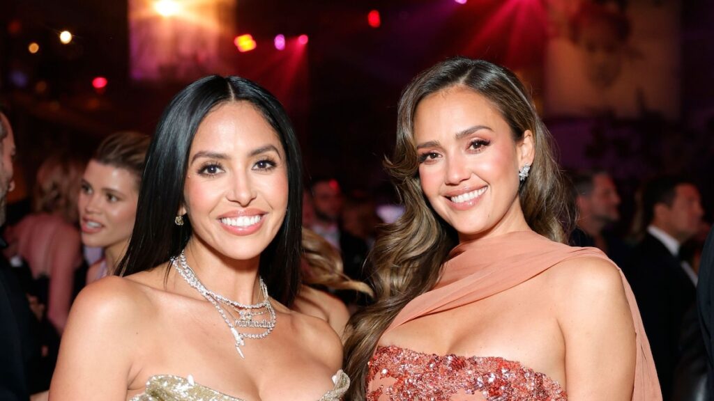 Vanessa Bryant y Jessica Alba brillan con glamurosos vestidos en la Gala Baby2Baby