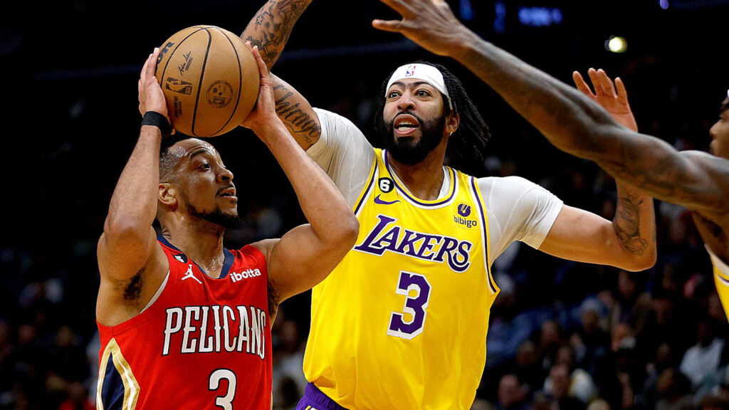 El quinteto titular de Los Angeles Lakers si adquieren en un cambio a CJ McCollum