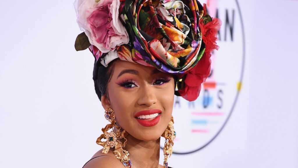 Cardi B aparentemente confirma el nombre de su hija con impresionantes decoraciones navideñas Cardi B aparentemente confirma el nombre de su hija con impresionantes decoraciones navideñas