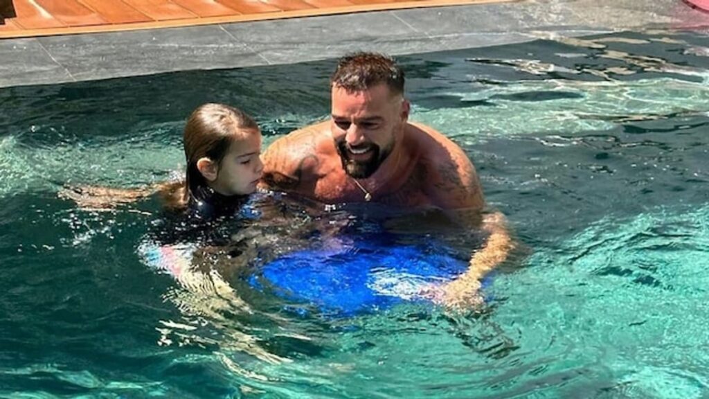 Ricky Martin disfruta del juego en la playa con sus pequeños Renn y Lucía