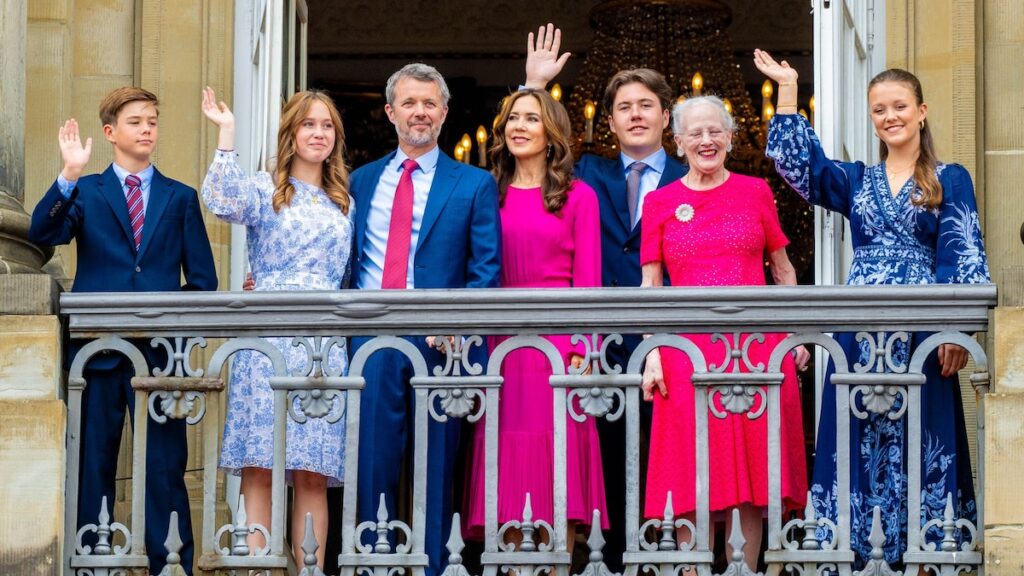 El hijo de la reina María, el príncipe heredero Christian, fotografiado con su familia tras su regreso a casa