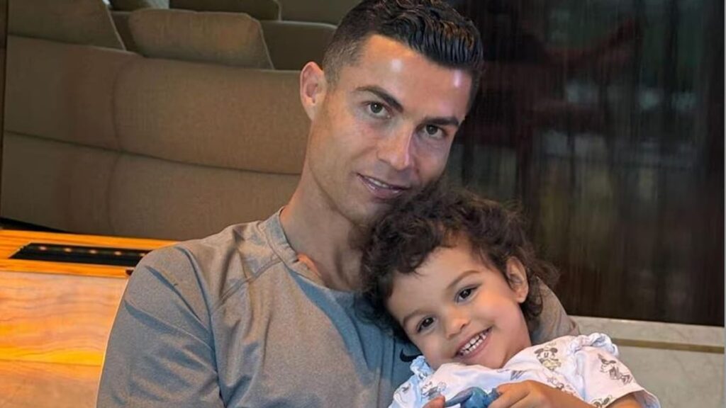 Cristiano Ronaldo derrite corazones con nueva foto de Bella Esmeralda antes de Navidad