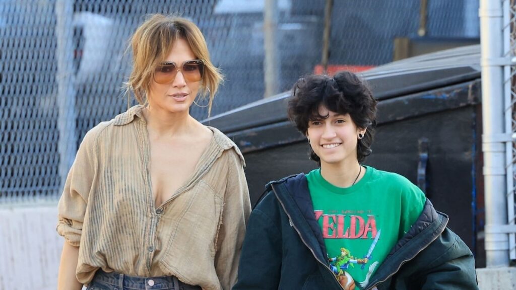 Jennifer López y su hija Emme lucen estilos casuales geniales durante una salida posterior al Día de Acción de Gracias Jennifer López y su hija Emme lucen estilos casuales geniales durante una salida posterior al Día de Acción de Gracias