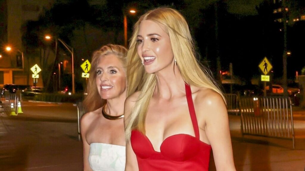 Ivanka Trump es toda sonrisas con un elegante vestido blanco para Nochebuena: su look navideño
