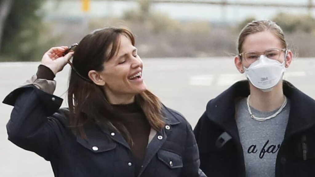 Jennifer Garner sonríe con su hija Violet mientras regresa a casa para las vacaciones de Acción de Gracias Jennifer Garner sonríe con su hija Violet mientras regresa a casa para las vacaciones de Acción de Gracias