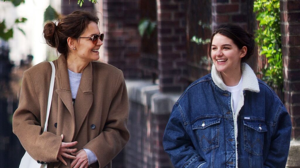 Suri Cruise y Katie Holmes hermanadas con looks invernales elegantes e informales: ¿quién lo lució mejor?