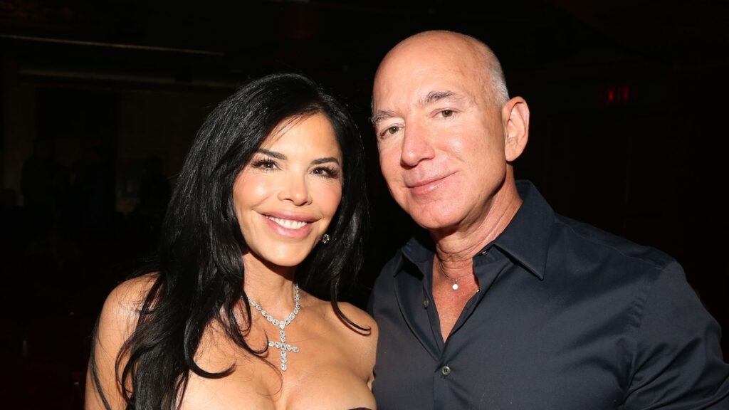 Jeff Bezos y Lauren Sanchez usan sombreros elegantes mientras compran en Aspen