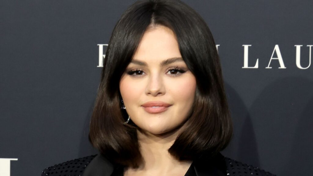 Selena Gomez reacciona a la incómoda pregunta de Benny Blanco