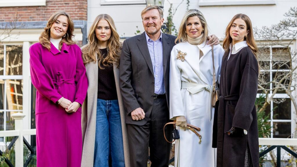 El perro de la reina Máxima y el rey Willem-Alexander se roba el espectáculo durante la sesión de fotos de invierno de la familia El perro de la reina Máxima y el rey Willem-Alexander se roba el espectáculo durante la sesión de fotos de invierno de la familia