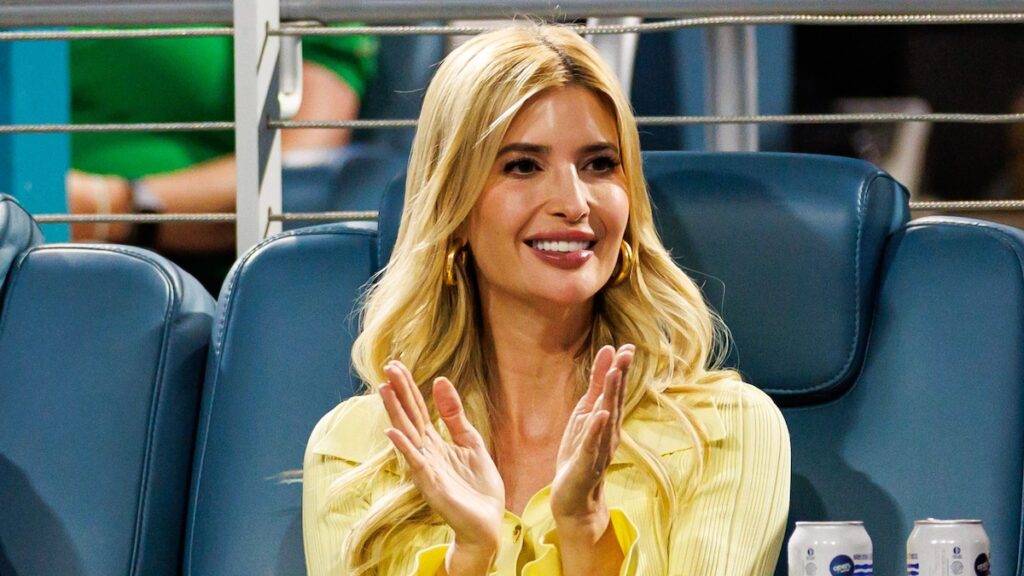 Ivanka Trump celebra al Papá Noel Secreto con sus amigos más cercanos Ivanka Trump celebra al Papá Noel Secreto con sus amigos más cercanos
