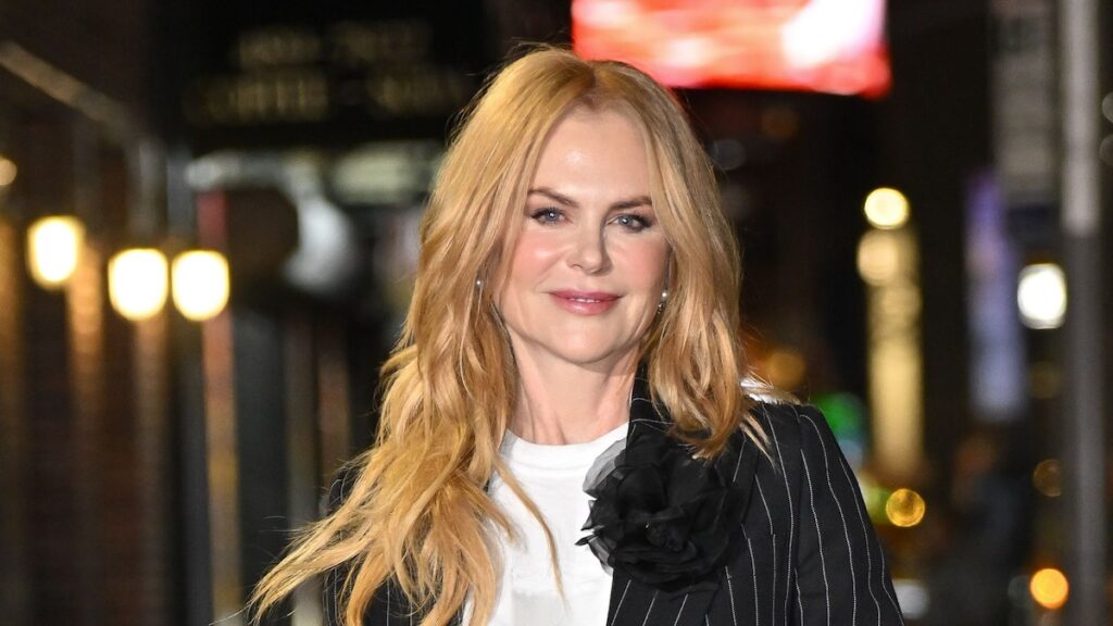 Nicole Kidman deslumbra en traje de baño negro mientras disfruta de la playa en Sydney