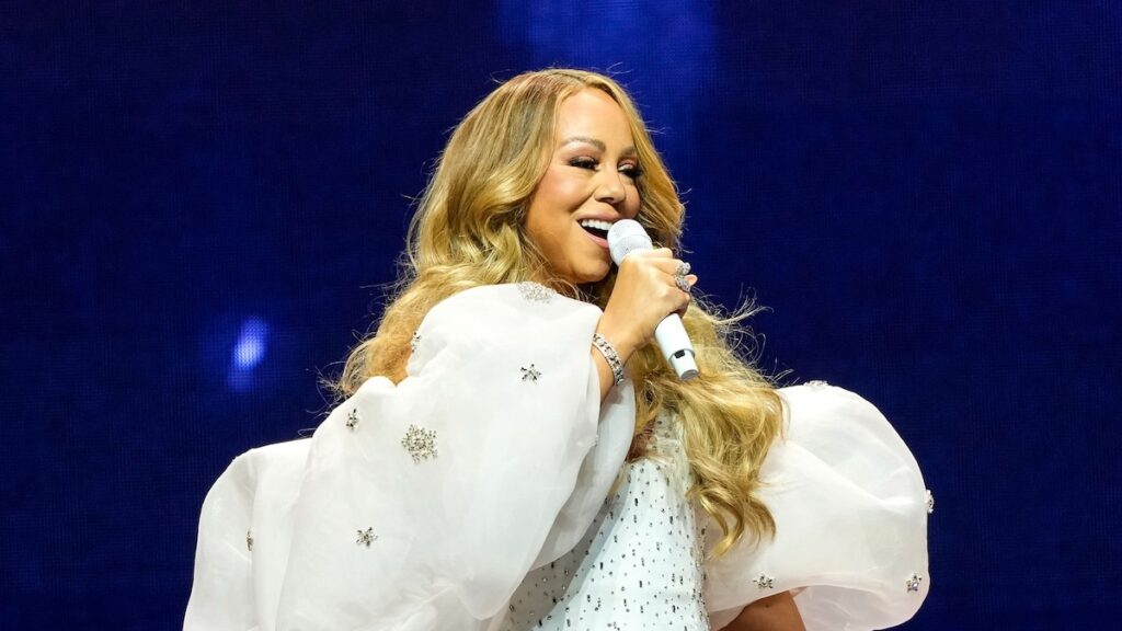 Mariah Carey se viste de rojo en Aspen y está lista para Navidad Mariah Carey se viste de rojo en Aspen y está lista para Navidad