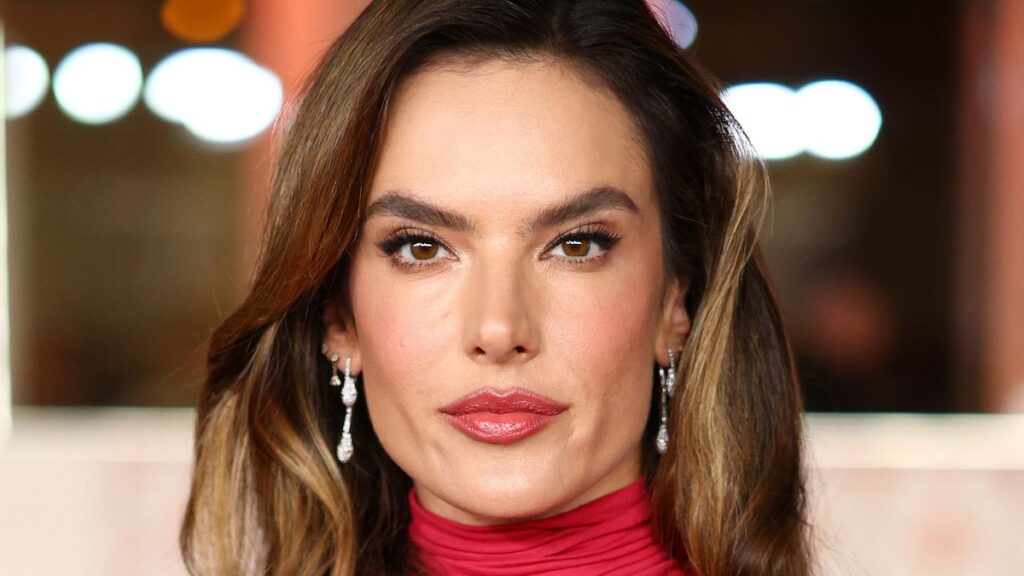 Alessandra Ambrosio deslumbra en bikini naranja mientras vacaciona en Brasil con su novio