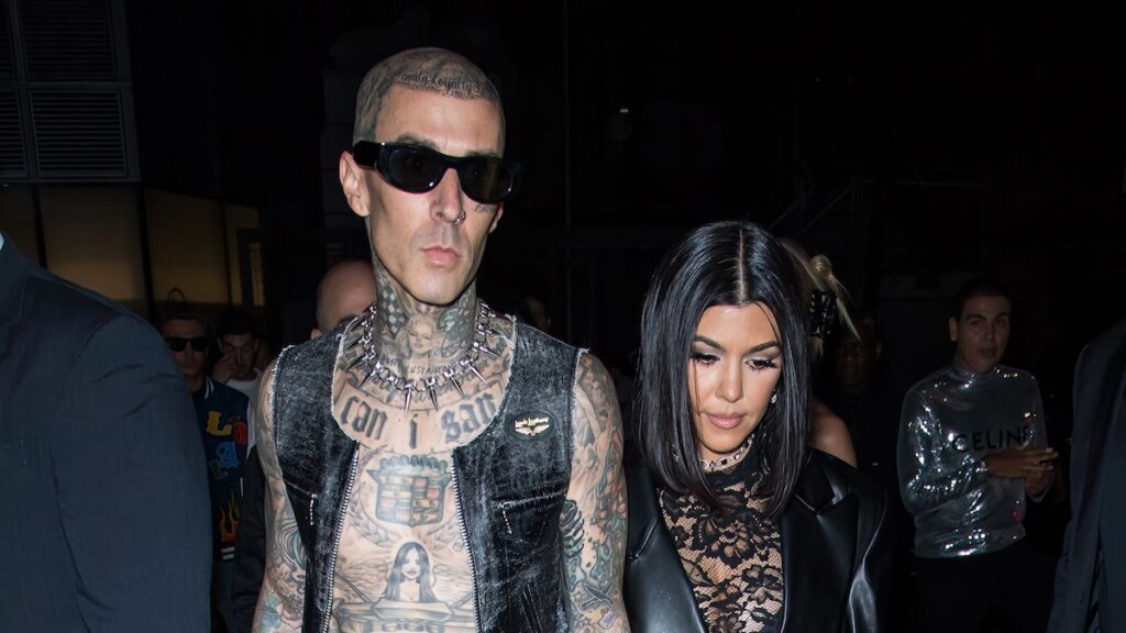 Kourtney Kardashian y Travis Barker celebran las fiestas en familia con atuendos completamente negros