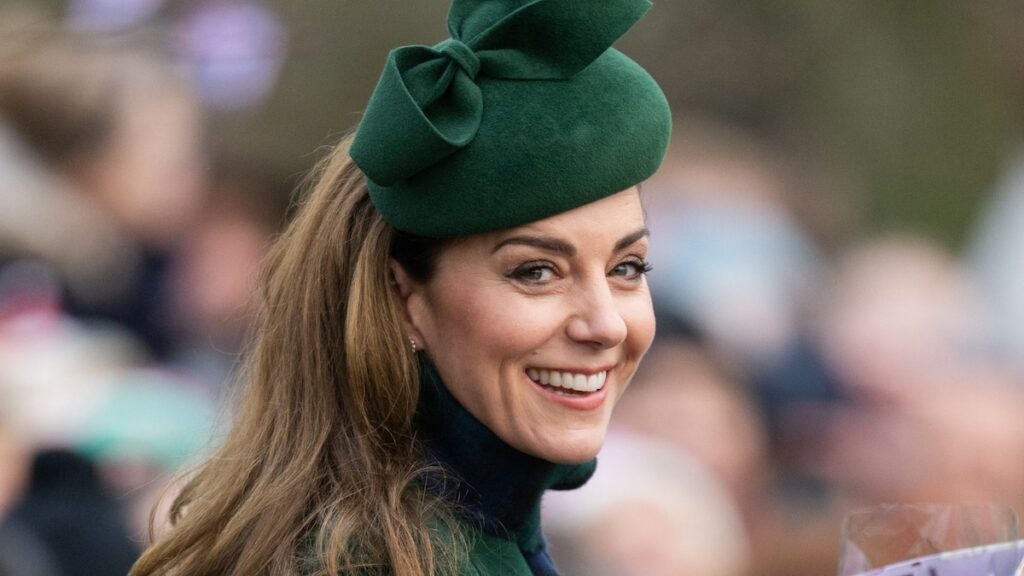 La Princesa de Gales y los niños saludan a la multitud el día de Navidad de 2024: Fotos