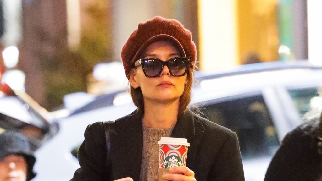 Katie Holmes domina el estilo casual de los 70 con un acogedor look invernal Katie Holmes domina el estilo casual de los 70 con un acogedor look invernal