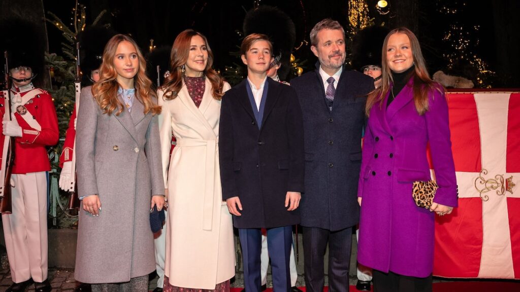 La reina María, el rey Federico y los niños apoyan a un miembro de la familia en el ballet navideño La reina María, el rey Federico y los niños apoyan a un miembro de la familia en el ballet navideño