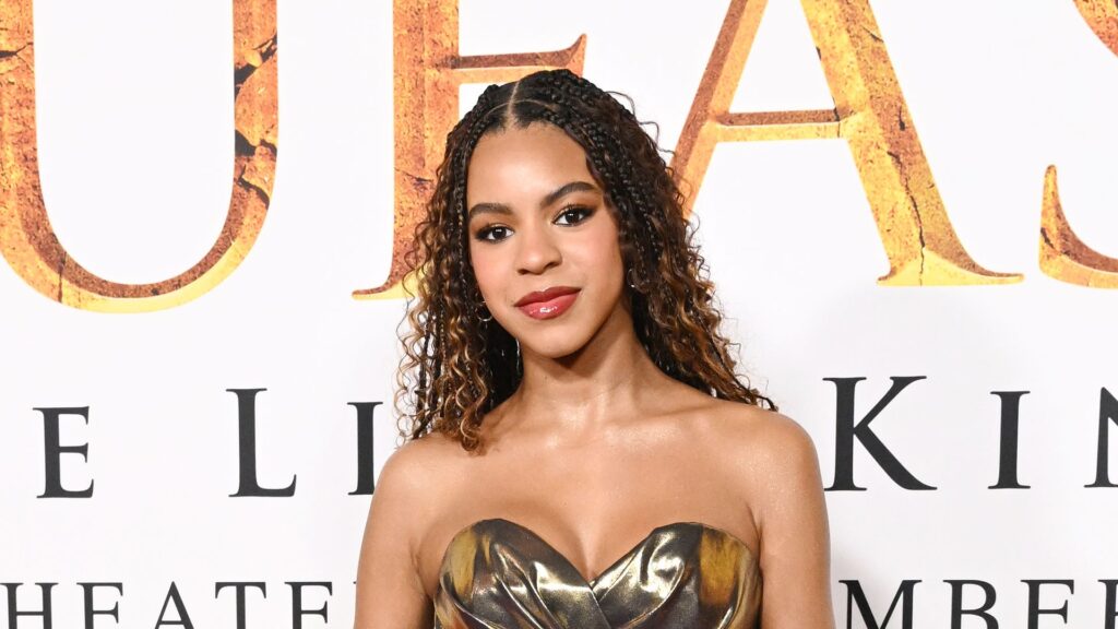 Blue Ivy Carter se roba la atención de Beyoncé durante la actuación del entretiempo navideño en Houston