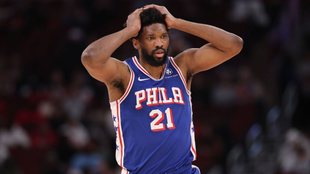 Embiid cataloga sus problemas de rodilla como “deprimentes”