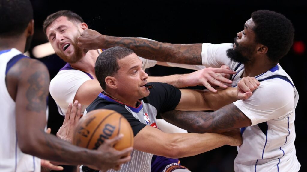 Jusuf Nurkic y Naji Marshall pelean en el partido Suns ante Mavericks