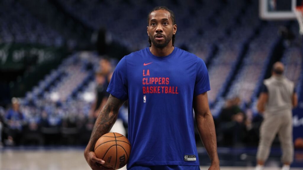 Kawhi Leonard practica por primera vez en la temporada