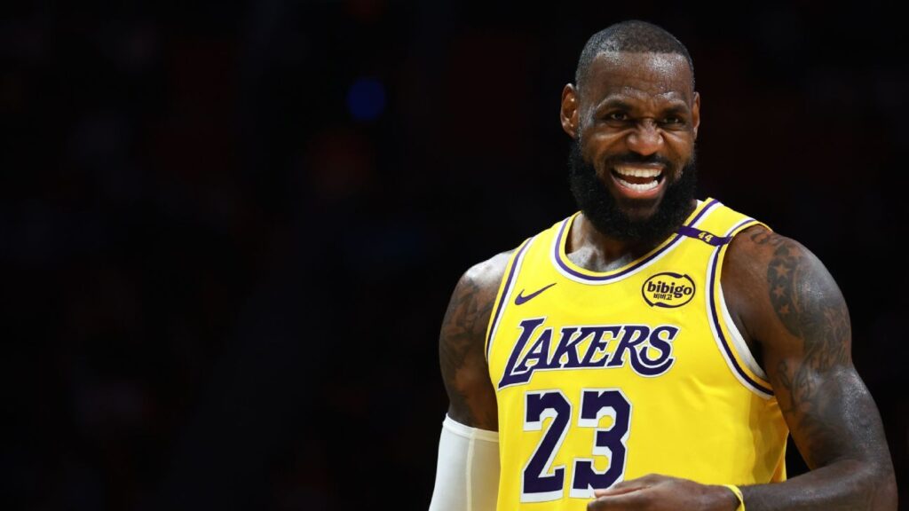 LeBron James (pie), en duda para el juego del viernes ante Hawks