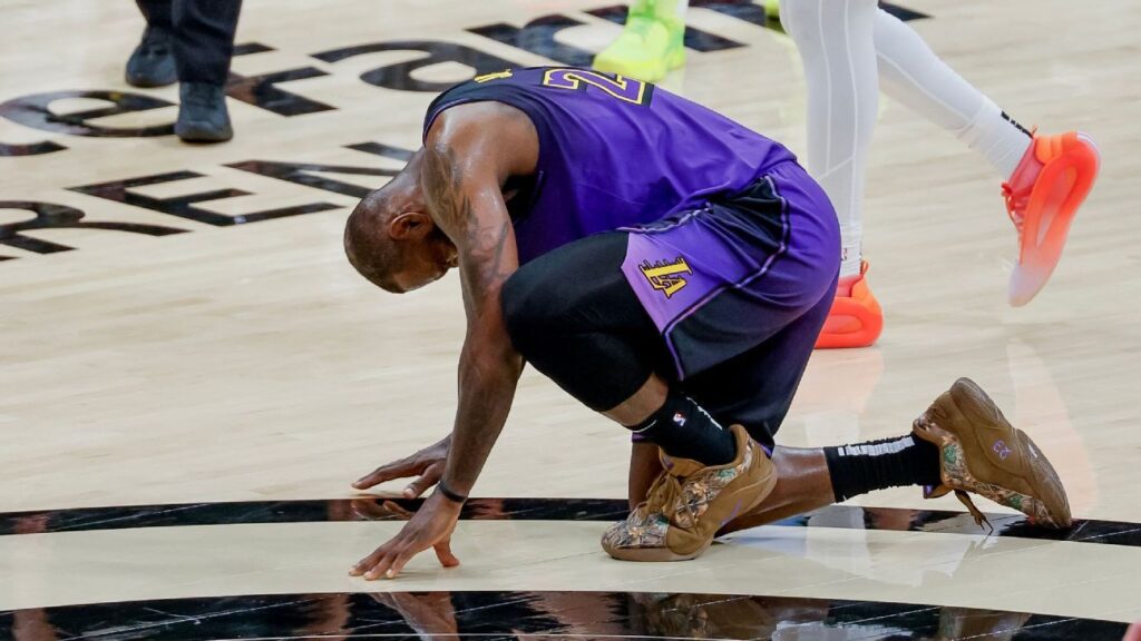 LeBron (dolor en el pie) se sienta por primera vez esta temporada