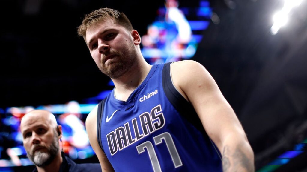 Luka Doncic abandona el partido ante los Wolves por lesión