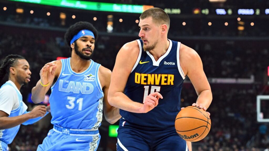 Nikola Jokic supera a Magic Johnson y se coloca tercero en la lista de triples-dobles