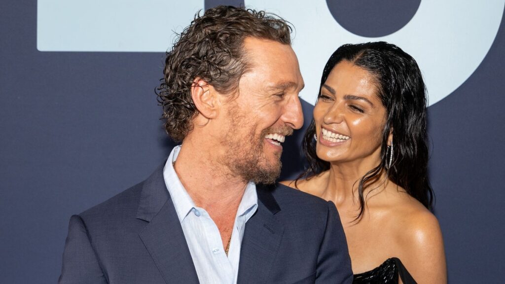 Matthew McConaughey abraza la tradición navideña latinoamericana con su esposa Camila Alves: ‘¡Aquí vamos!’