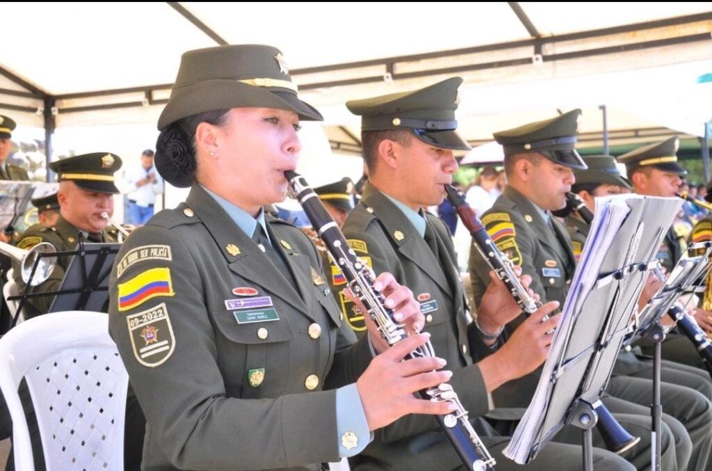 “DIANA MUÑOZ” La mujer policía que inspira con su música. “DIANA MUÑOZ” La mujer policía que inspira con su música.