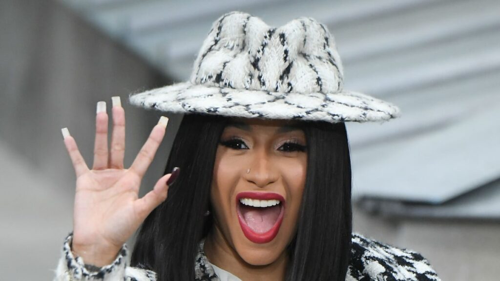 Cardi B organiza eventos animados en Nueva York y luego aborda las críticas a la crianza de los hijos Cardi B organiza eventos animados en Nueva York y luego aborda las críticas a la crianza de los hijos