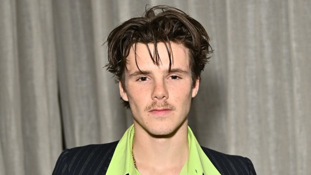 Cruz Beckham presume sus tatuajes mientras está en Brasil con su novia Jackie Apostel