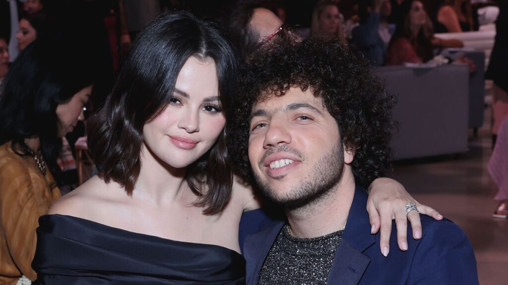 Selena Gomez muestra su anillo de compromiso mientras abraza a Benny Blanco