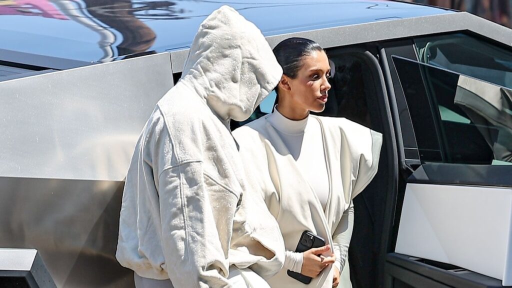 Kanye West y Bianca Censori están de regreso en Tokio con trajes a juego después de pasar las vacaciones en Los Ángeles.