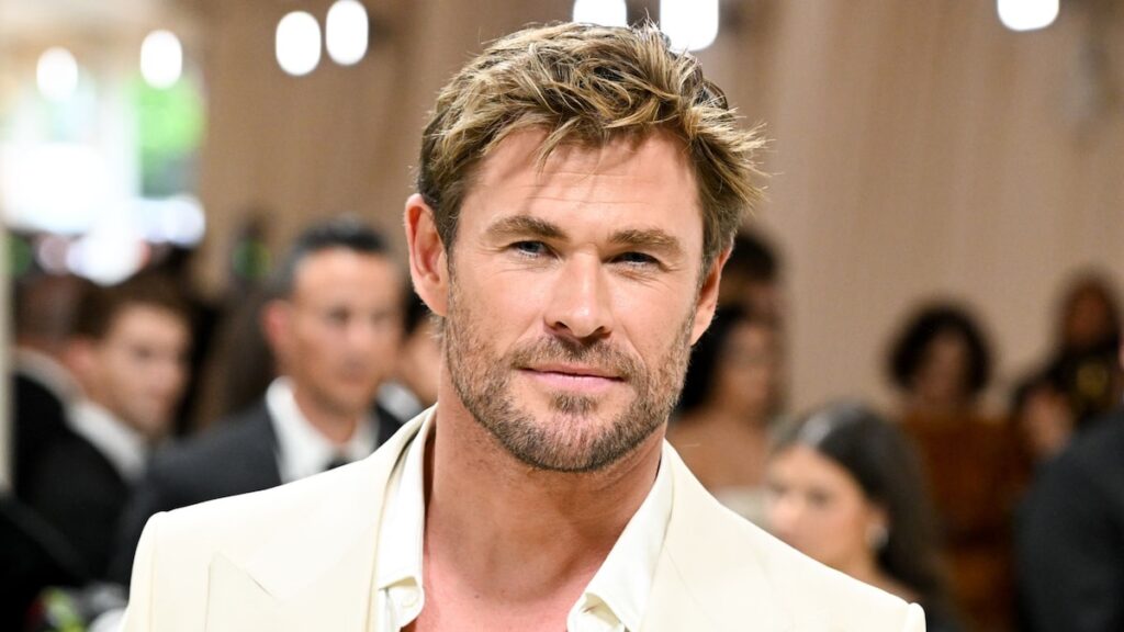 Chris Hemsworth y su hijo se dan la mano en un viaje de compras del Black Friday Chris Hemsworth y su hijo se dan la mano en un viaje de compras del Black Friday