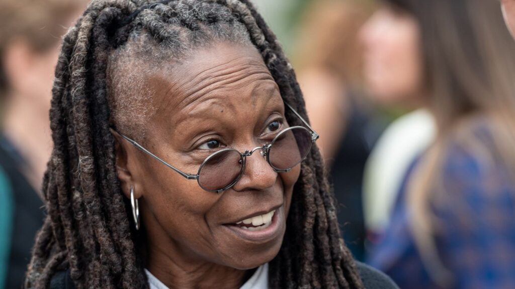 Whoopi Goldberg bromea sobre sus tres matrimonios fallidos con Rachel Lindsay Whoopi Goldberg bromea sobre sus tres matrimonios fallidos con Rachel Lindsay