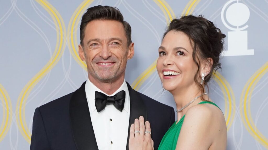 Hugh Jackman y Sutton Foster se besan antes de despedirse