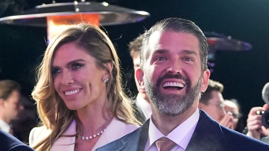 Donald Trump Jr.hace público con Bettina Anderson durante las festividades inaugurales