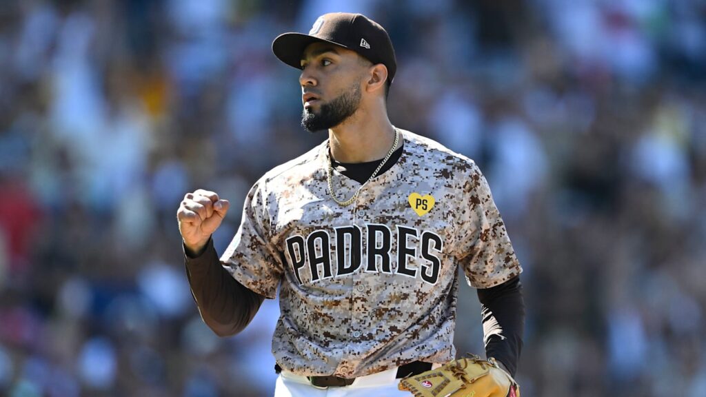 3 equipos que harían un cambio con Padres por Robert Suárez y costear su contrato