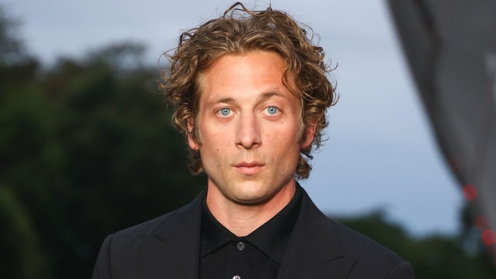 Jeremy Allen White protagonizará la serie de romance bisexual de Netflix ‘Variaciones de enigma’