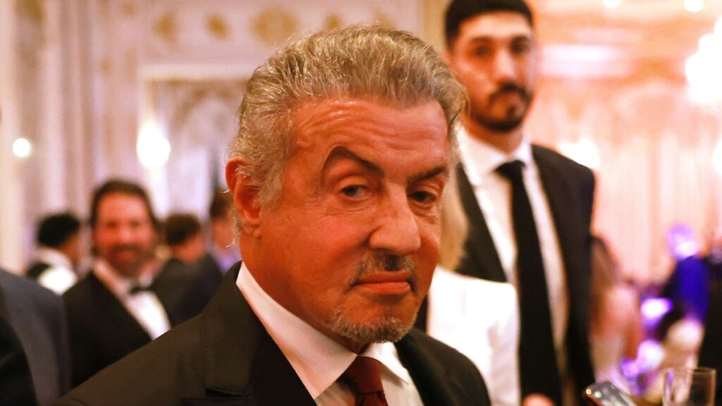 Sylvester Stallone recibió una nota incómoda mientras presentaba SNL