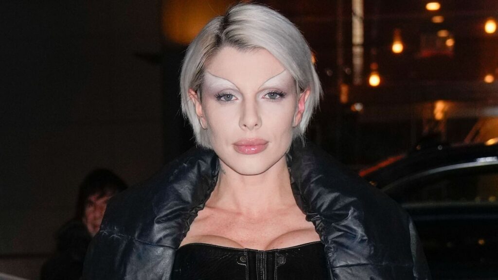 Julia Fox dice que su hijo ha visto un fantasma en su casa