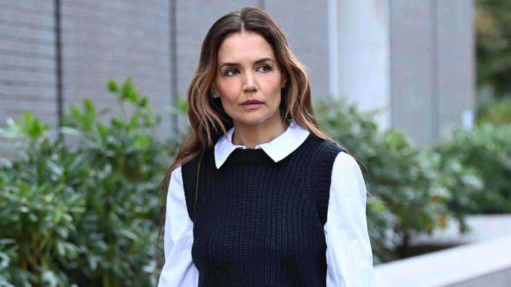 Katie Holmes llevó el botón al revés en París: ¿Comenzó una nueva tendencia?