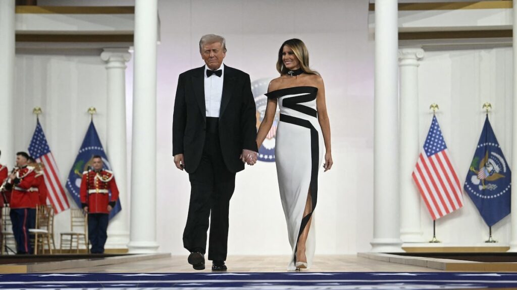 ¡La Primera Dama Melania Trump sorprende en el baile inaugural y luce una gargantilla llamativa!