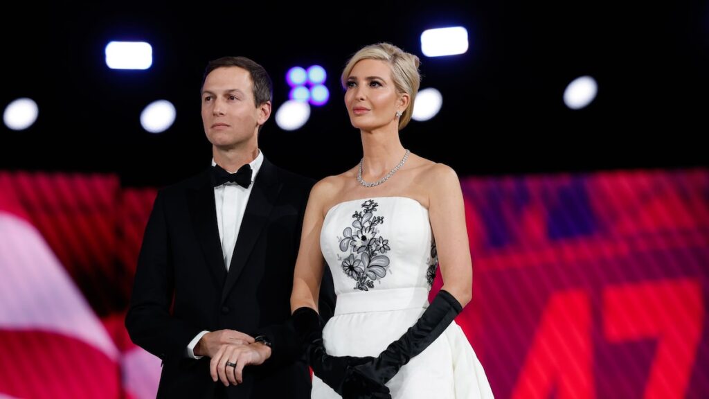 El hijo de Audrey Hepburn compartió su opinión sobre Ivanka Trump vistiendo el vestido de actriz en el baile inaugural.