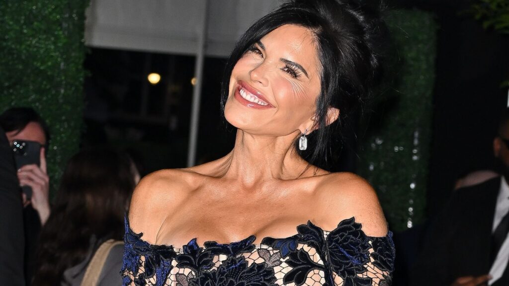 Lauren Sanchez posa con un espectacular vestido de capa y aretes de perlas en el Starlight Ball