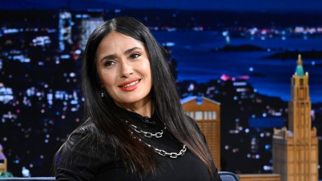 Salma Hayek elogia a los bomberos mexicanos que viajaron a EE.UU. para combatir los incendios forestales de Los Ángeles